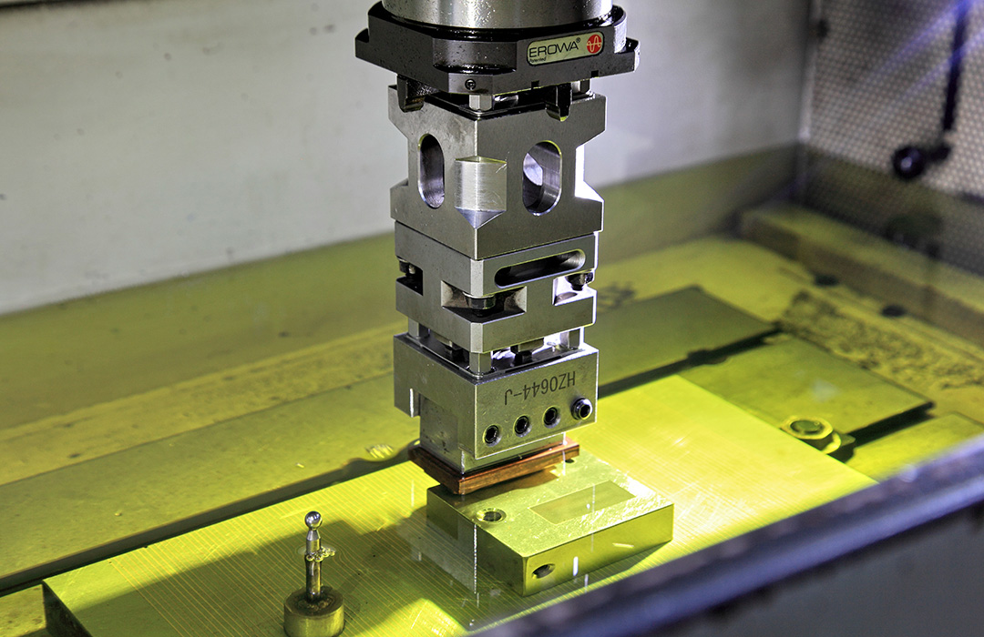 無線藍牙耳機模具 EDM加工.jpg 無線藍牙耳機模具 EDM加工.jpg