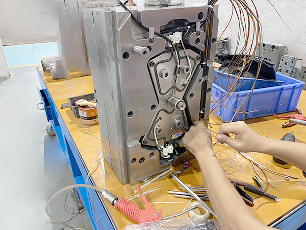 溫槍精密注塑模具 5.jpg 溫槍精密注塑模具 5.jpg