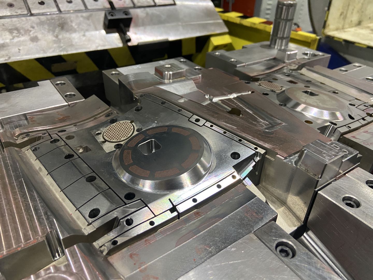 精密汽車(chē)內(nèi)飾模具.jpg 精密汽車(chē)內(nèi)飾模具.jpg